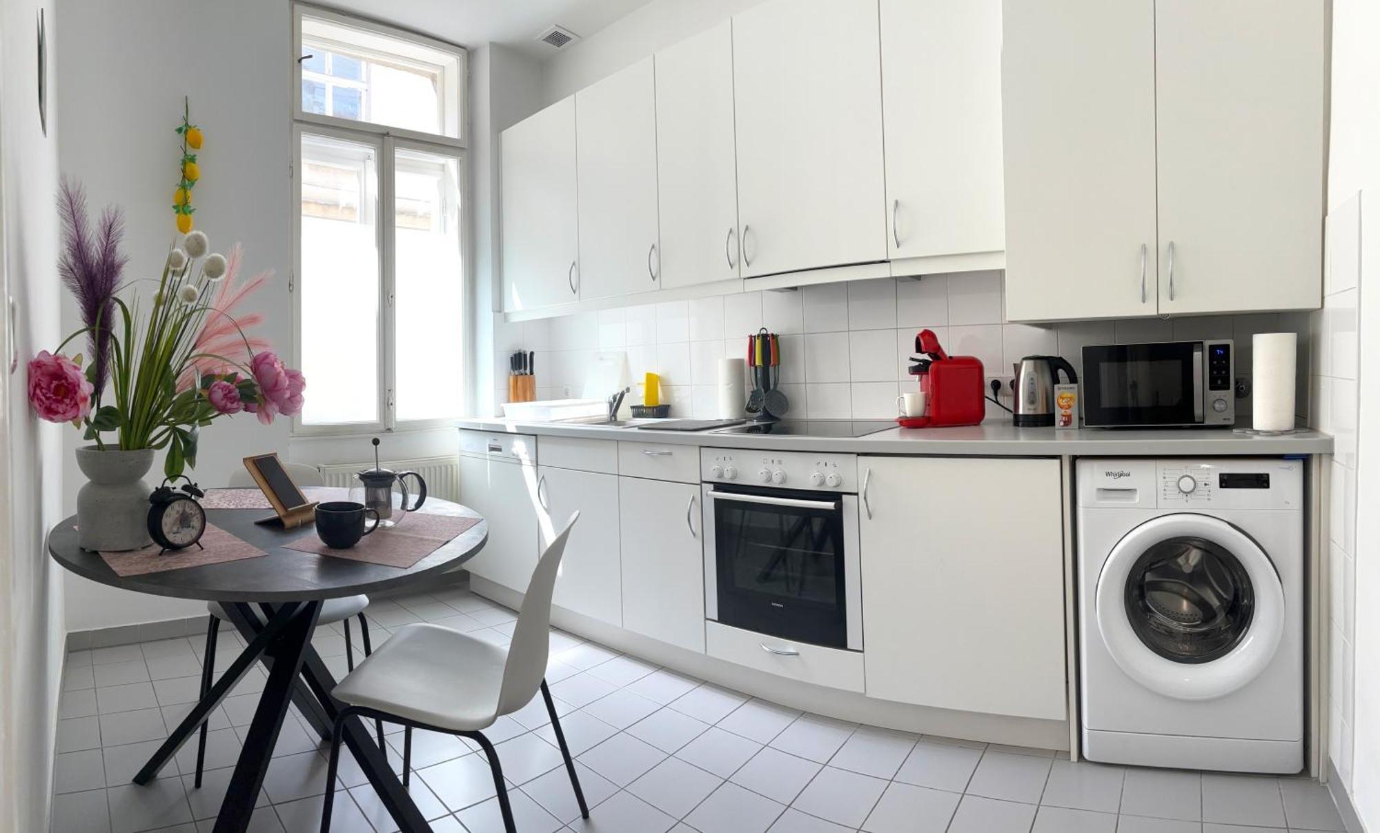 Central Mariahilfer Apartment 5 Min To The Schoenbrunn Palace And City Shopping Center Вена Экстерьер фото