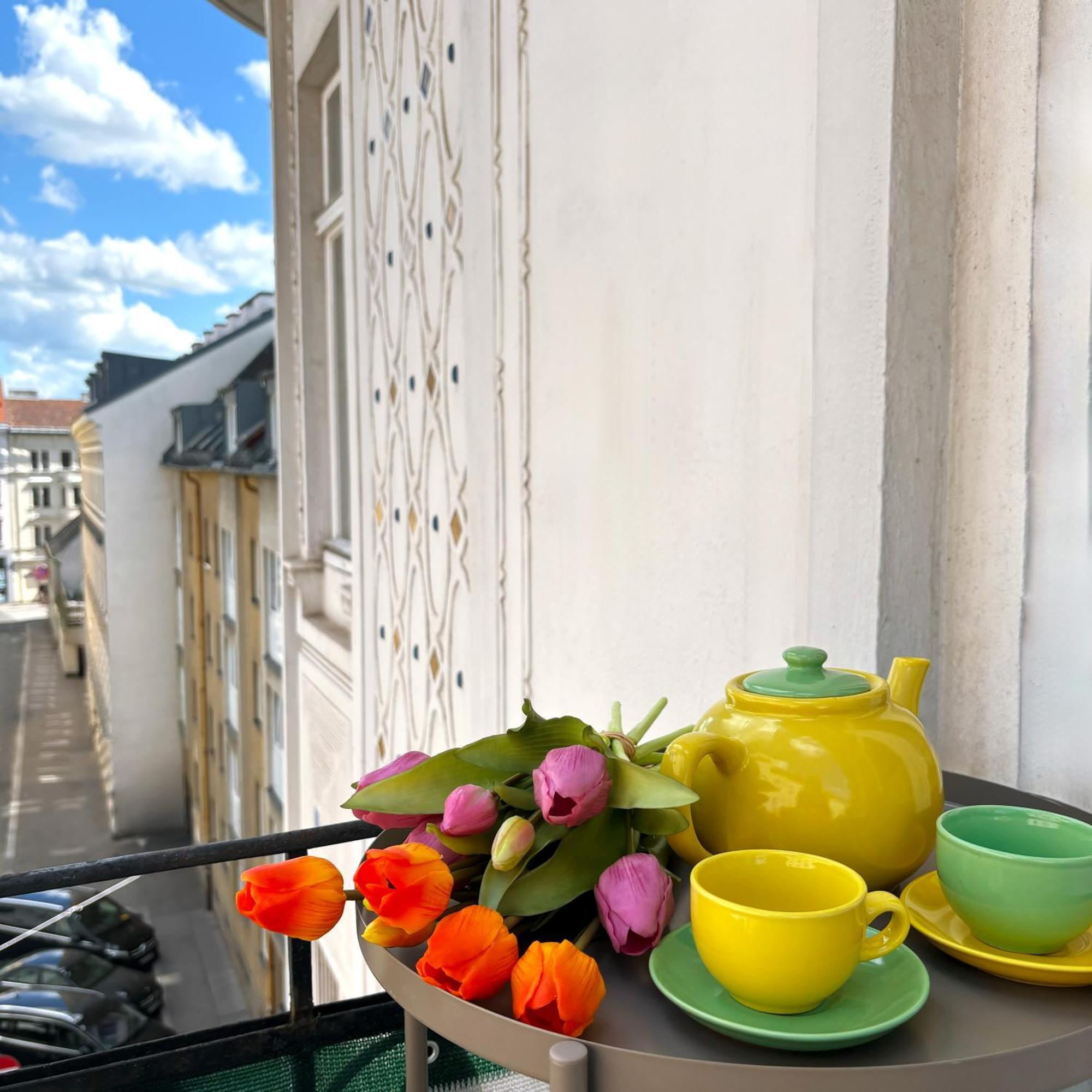 Central Mariahilfer Apartment 5 Min To The Schoenbrunn Palace And City Shopping Center Вена Экстерьер фото